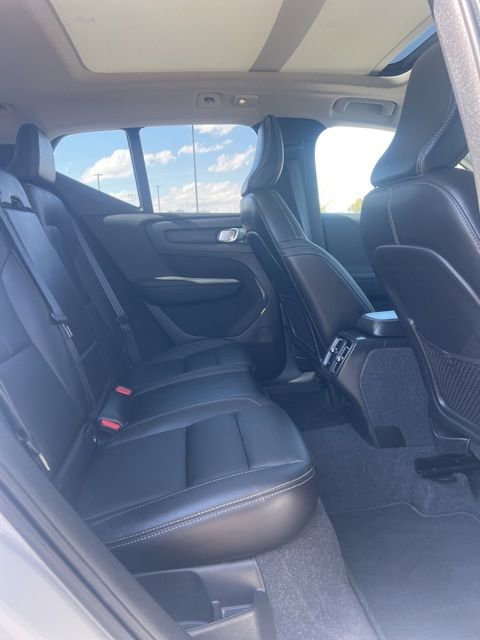 Used 2025 Volvo XC40 B5 Core w/ Climate Package image 27