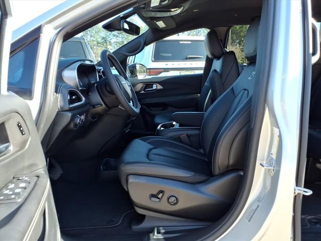 New 2026 Chrysler Pacifica Select w/ S Appearance Package FWD image 11