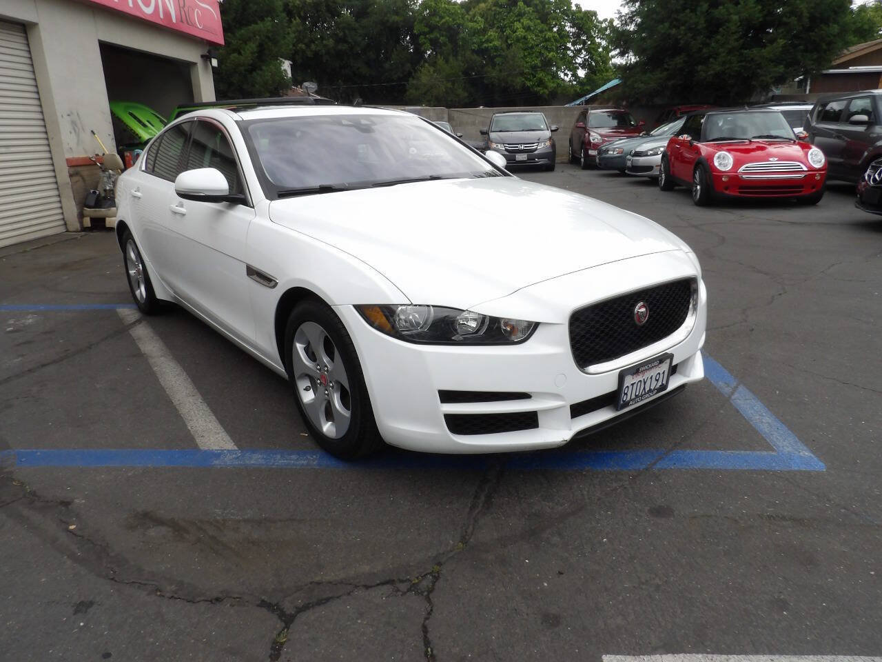 Used 2018 Jaguar XE RWD image 2