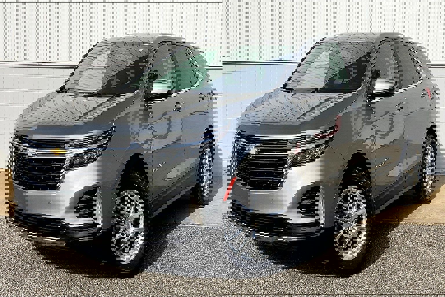 Used 2023 Chevrolet Equinox LT w/ Driver Convenience Package image 2