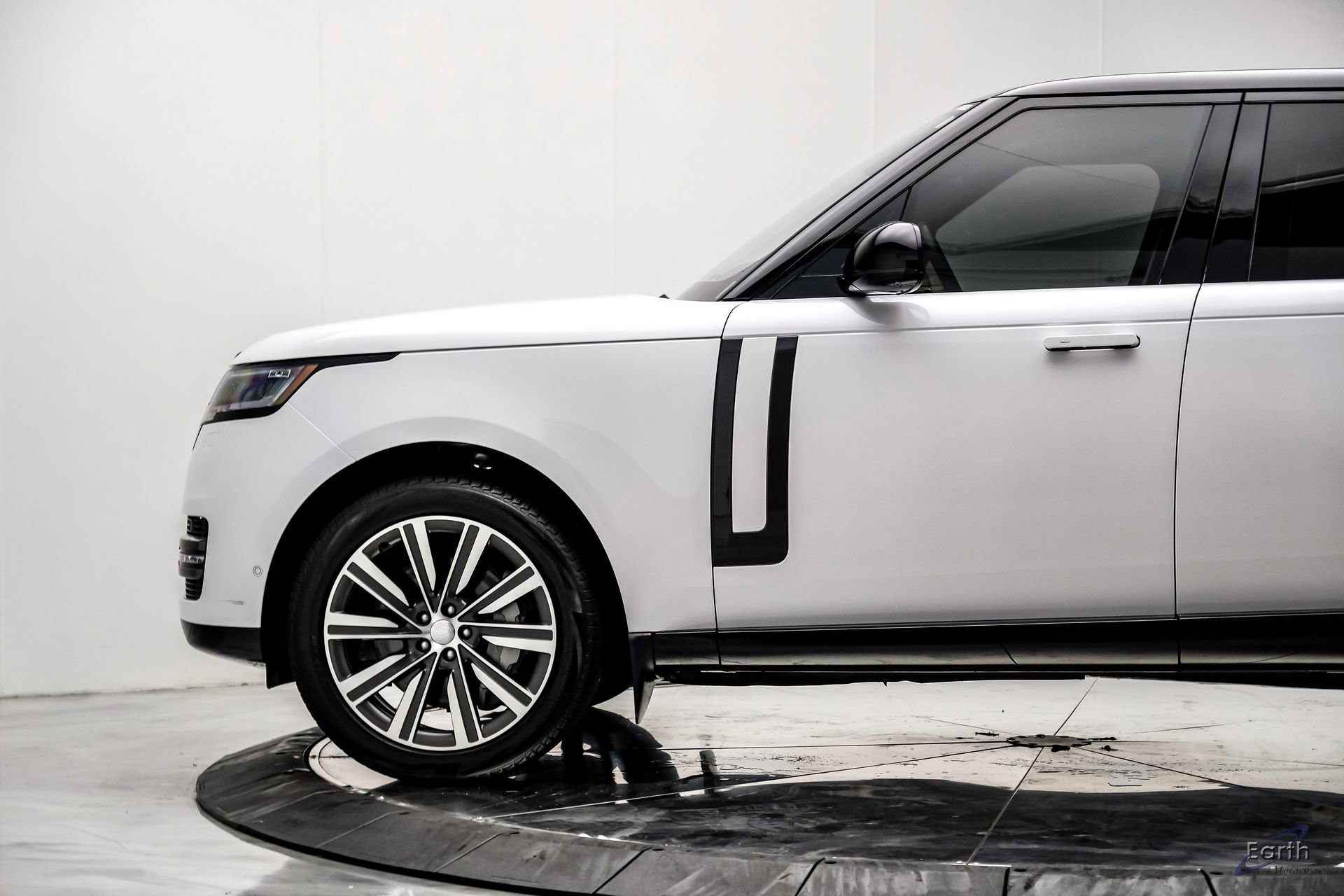 Used 2023 Land Rover Range Rover SE image 8