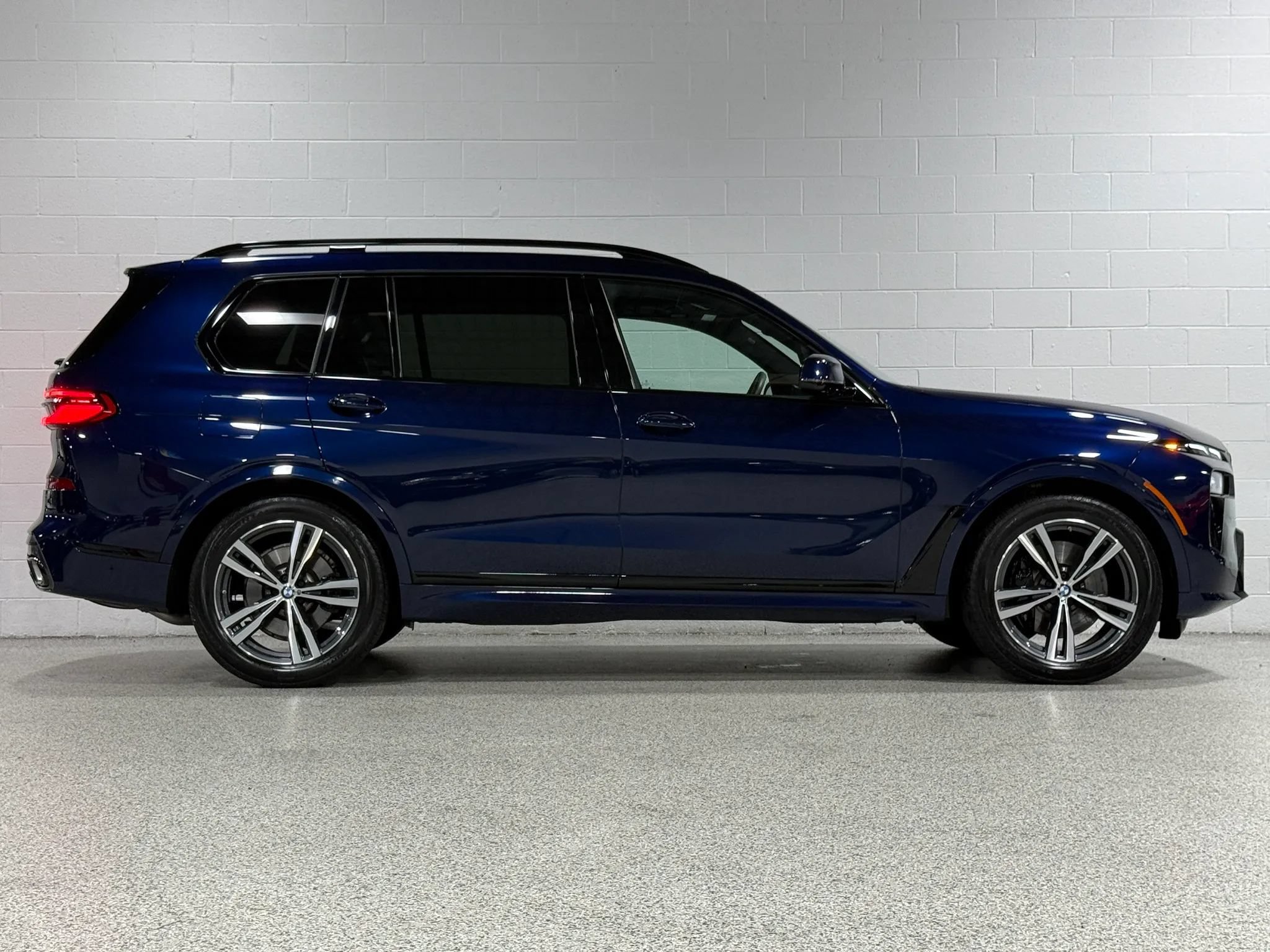 Used 2024 BMW X7 xDrive40i w/ M Sport Package AWD/4WD image 5