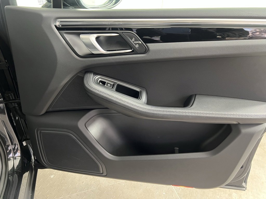 Used 2025 Porsche Macan image 19