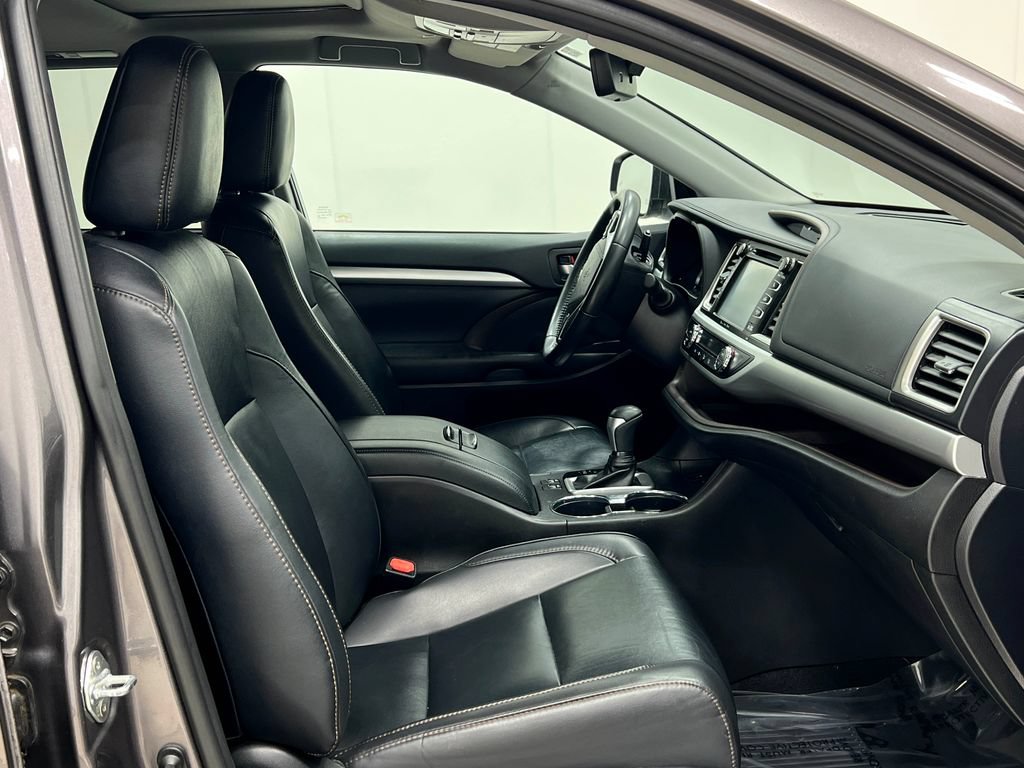 Used 2019 Toyota Highlander XLE AWD/4WD image 35