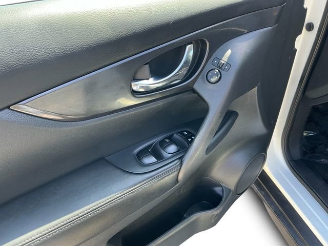 Used 2017 Nissan Rogue SV w/ SV Premium Package image 11