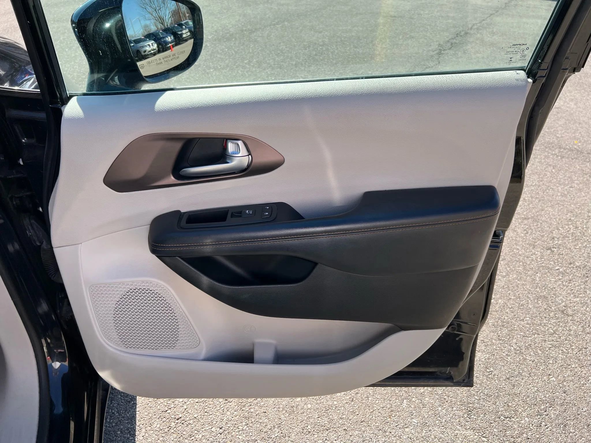 Used 2017 Chrysler Pacifica Touring-L Plus w/ Tire & Wheel Group image 25