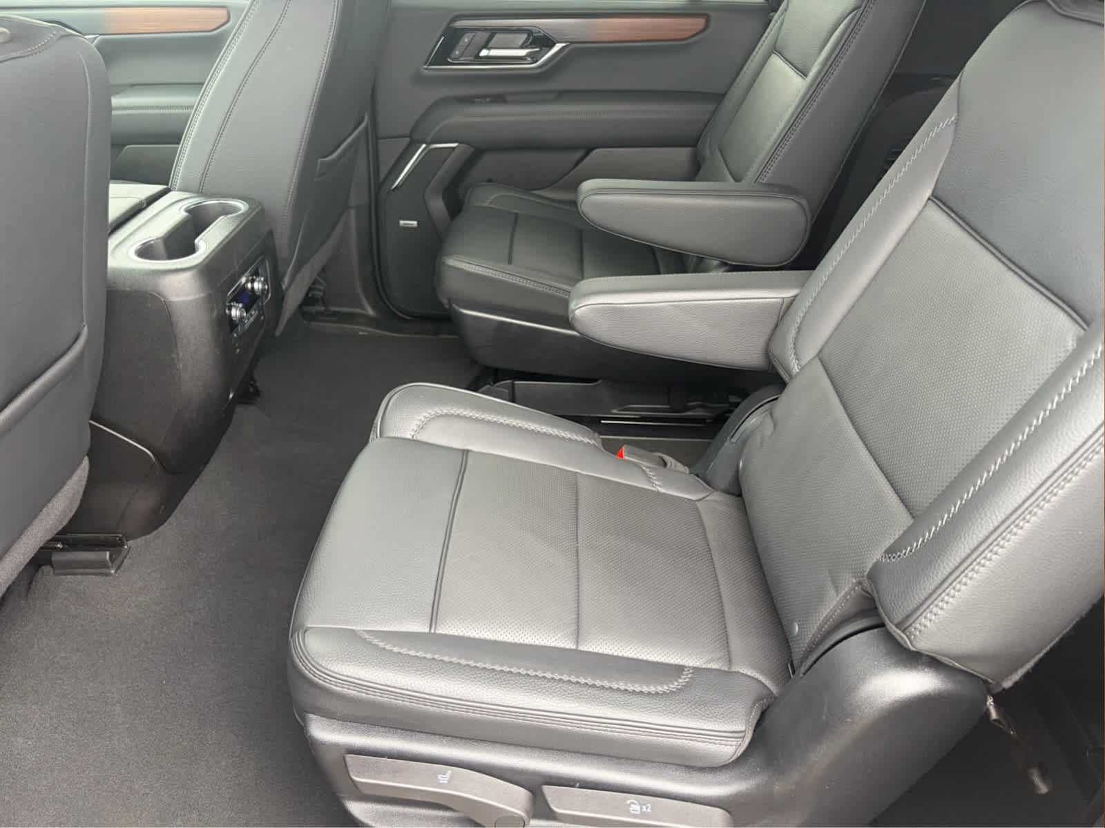 Used 2025 GMC Yukon XL Denali AWD/4WD image 34