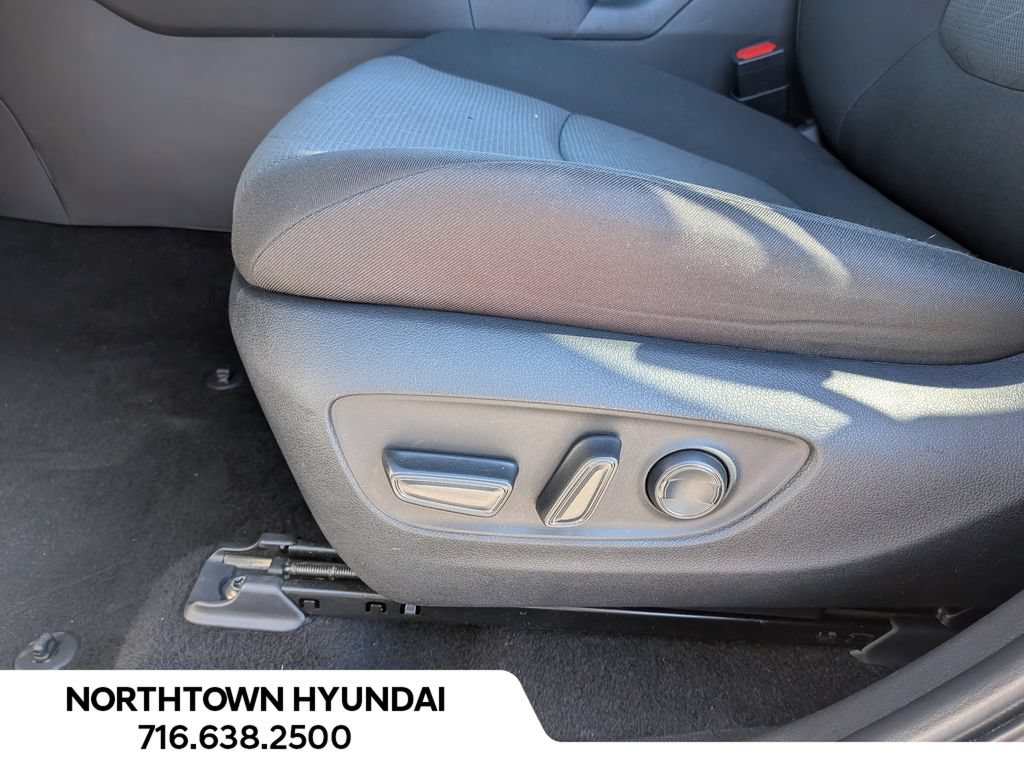 Used 2025 Toyota RAV4 XLE AWD/4WD image 29