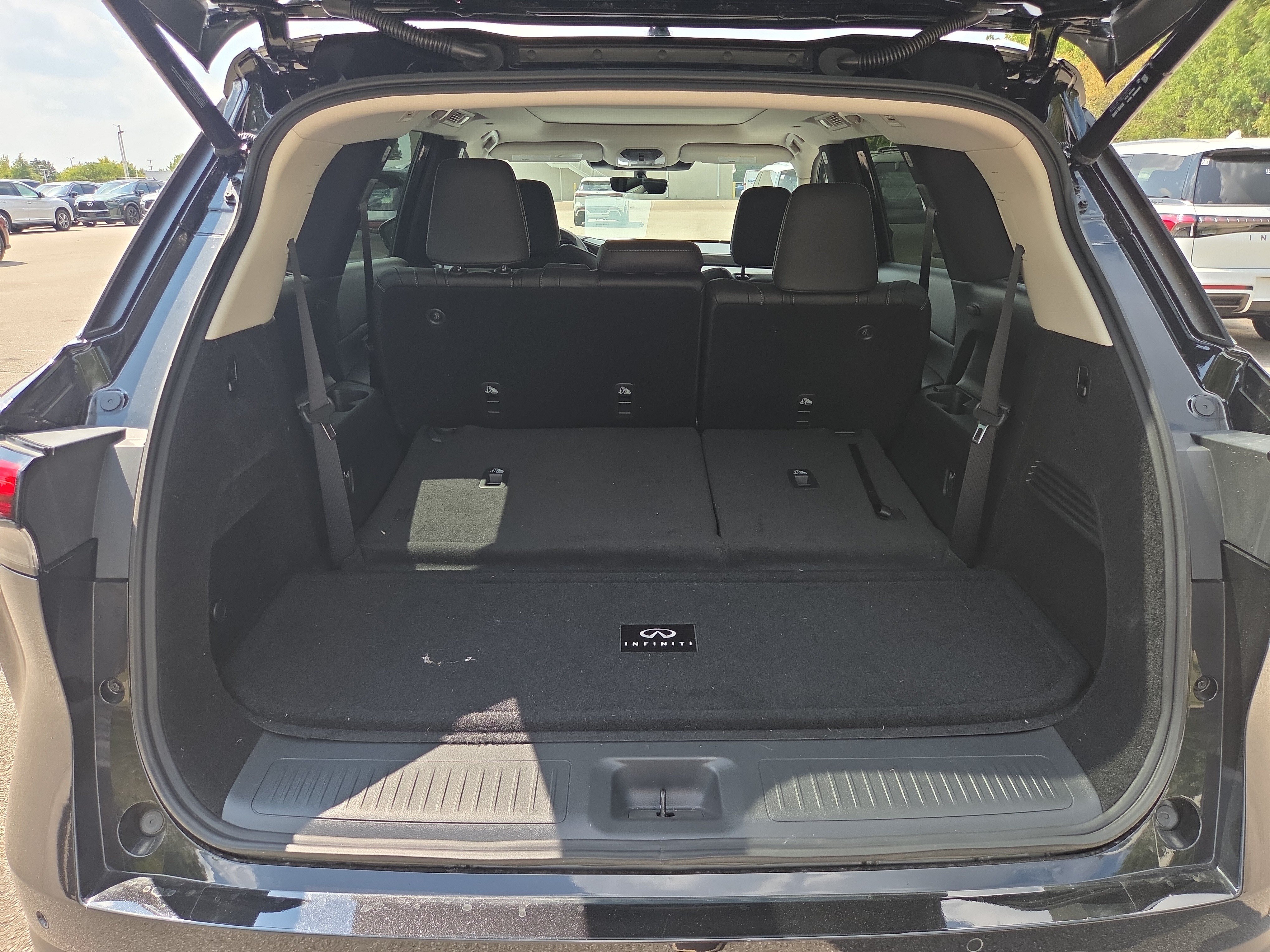Used 2027 INFINITI QX60 Luxe w/ Cargo Package FWD image 9