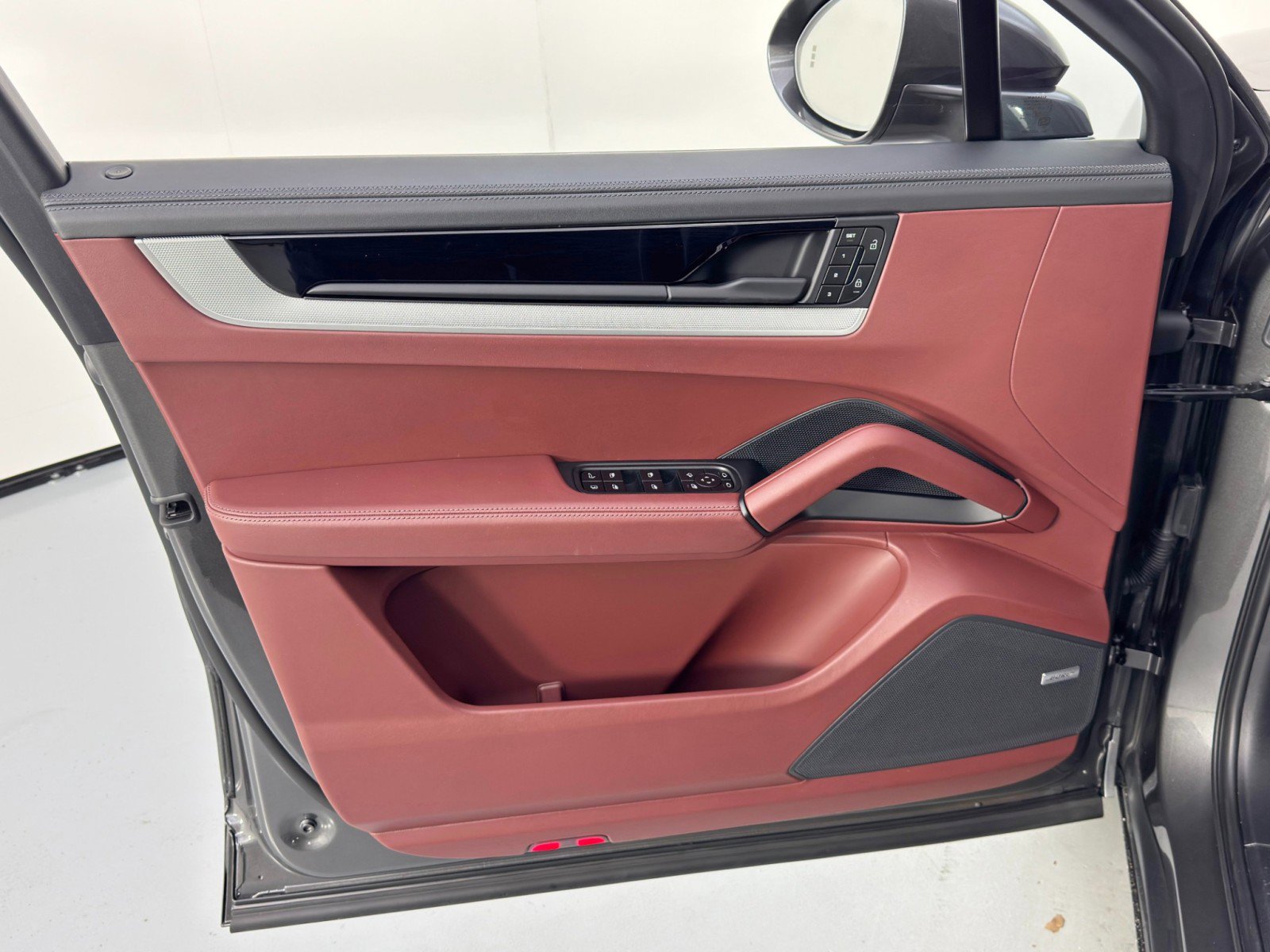 Used 2025 Porsche Cayenne S image 45