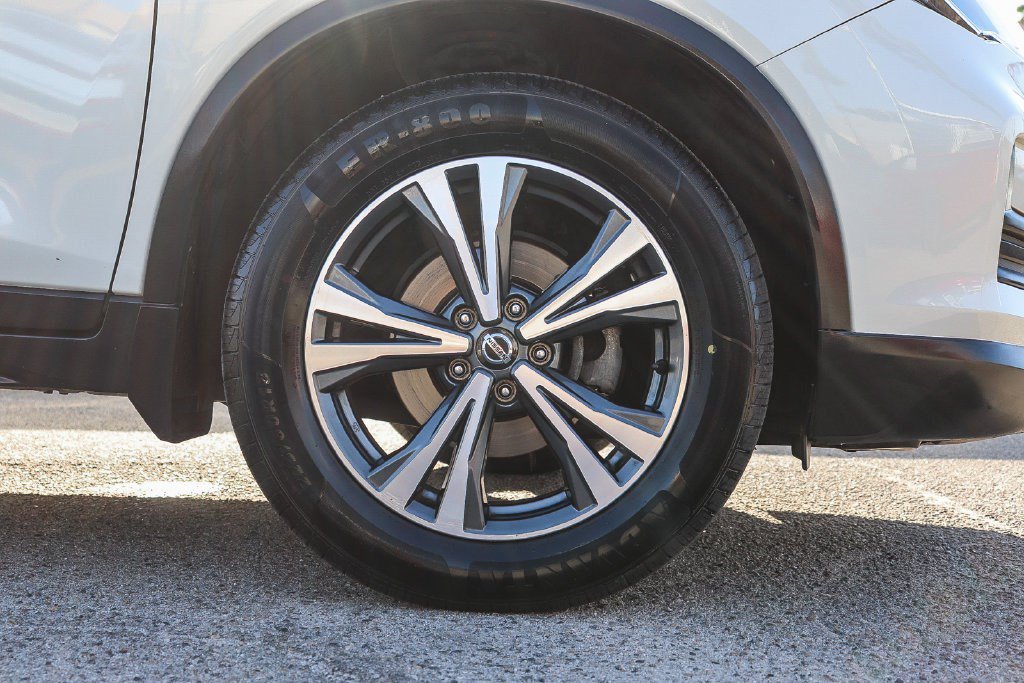 Used 2019 Nissan Rogue SV w/ Premium Package FWD image 10