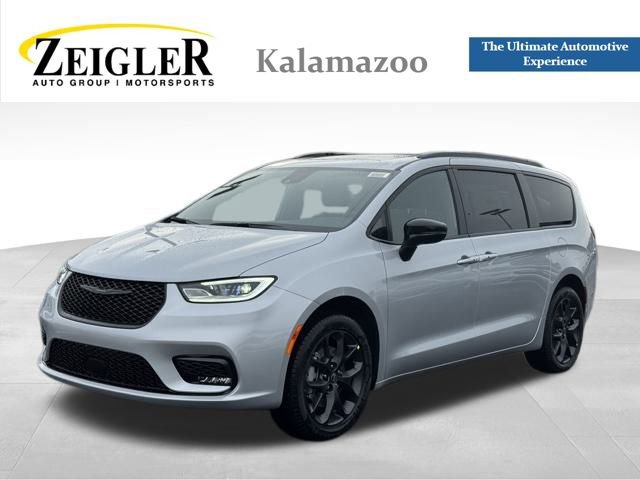 New 2026 Chrysler Pacifica Limited w/ S Appearance Package