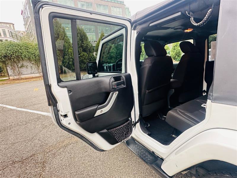Used 2015 Jeep Wrangler Unlimited Sahara AWD/4WD image 16