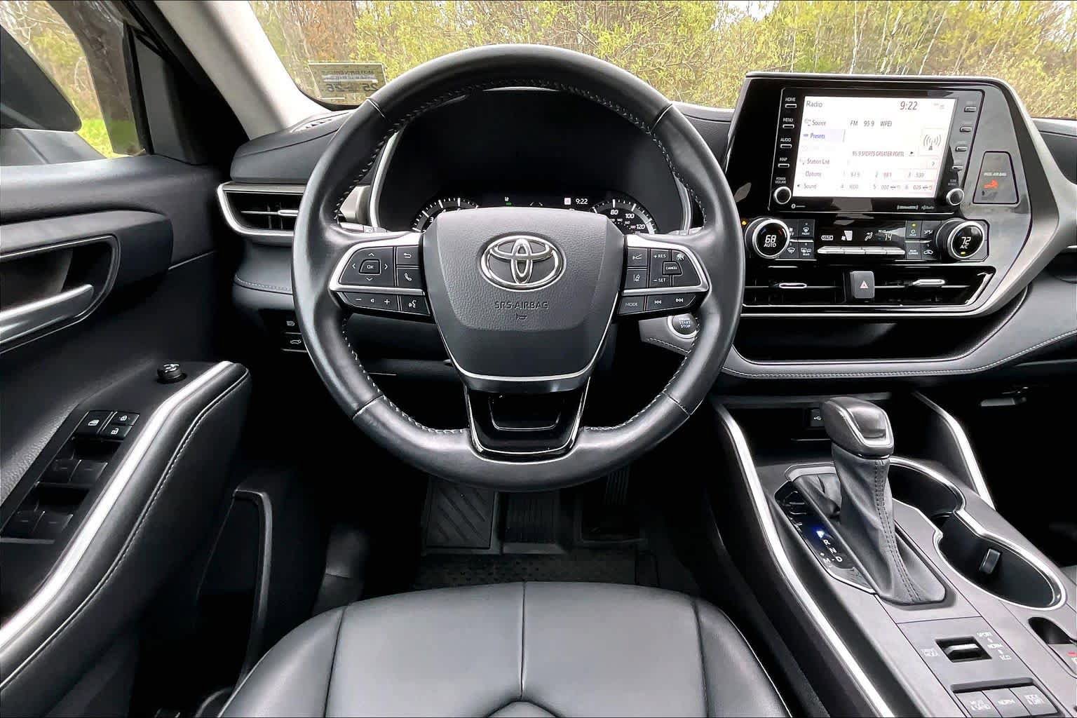 Used 2021 Toyota Highlander XLE AWD/4WD image 6