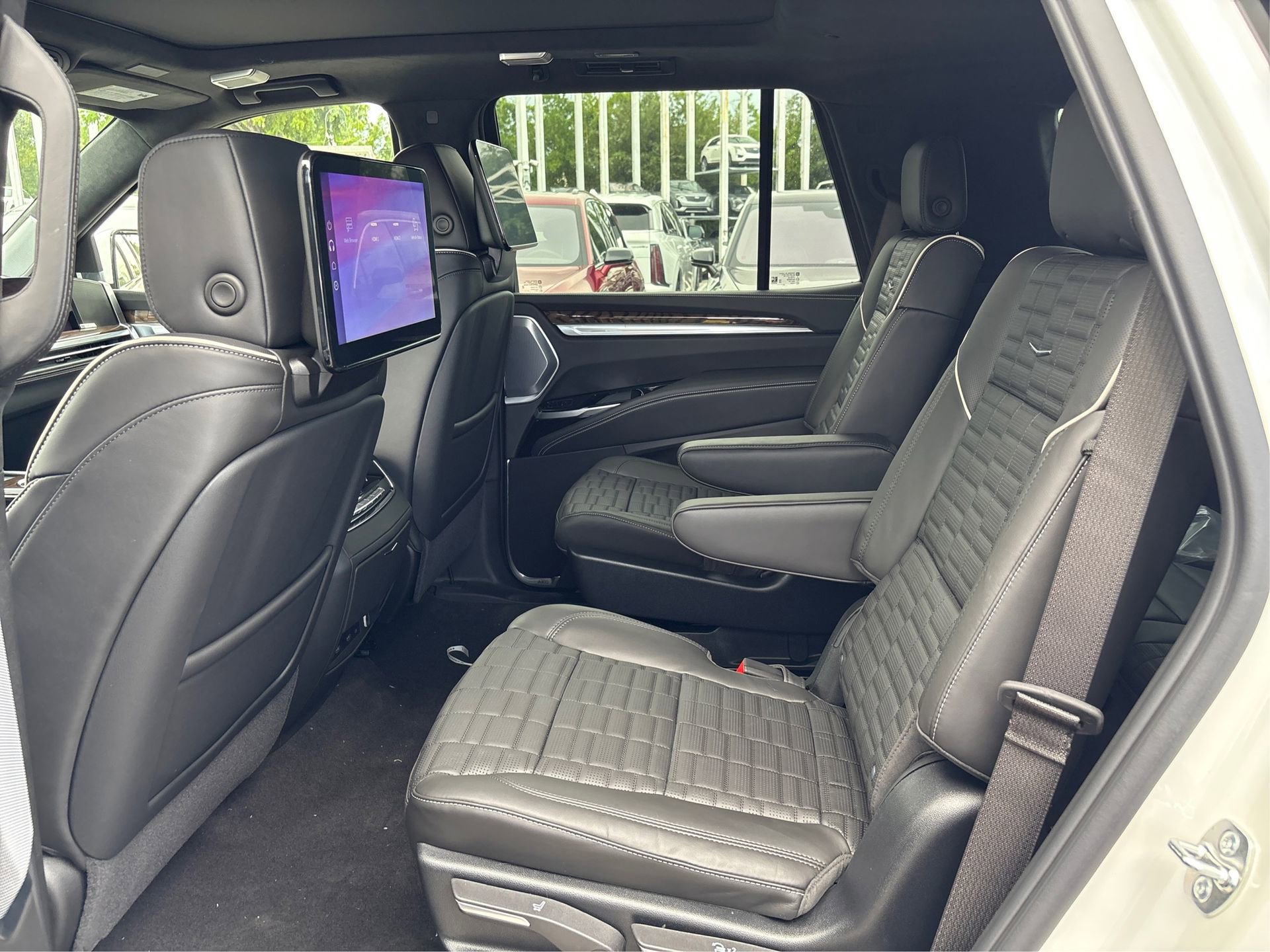 Used 2025 Cadillac Escalade Sport Platinum w/ LPO, ONYX Package AWD/4WD image 10