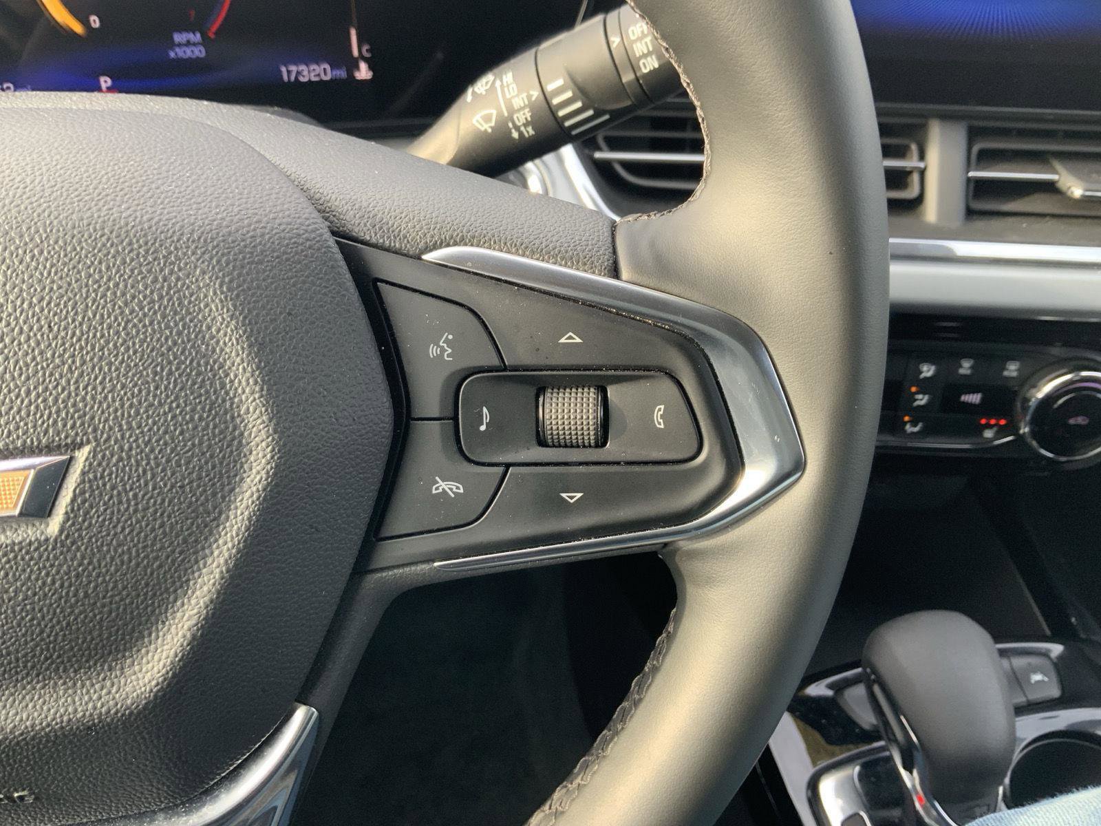 Used 2025 Chevrolet Trax LT w/ LT Convenience Package image 27