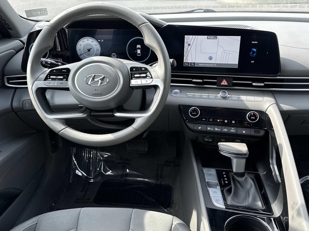 Used 2023 Hyundai Elantra SEL w/ Convenience Package FWD image 3
