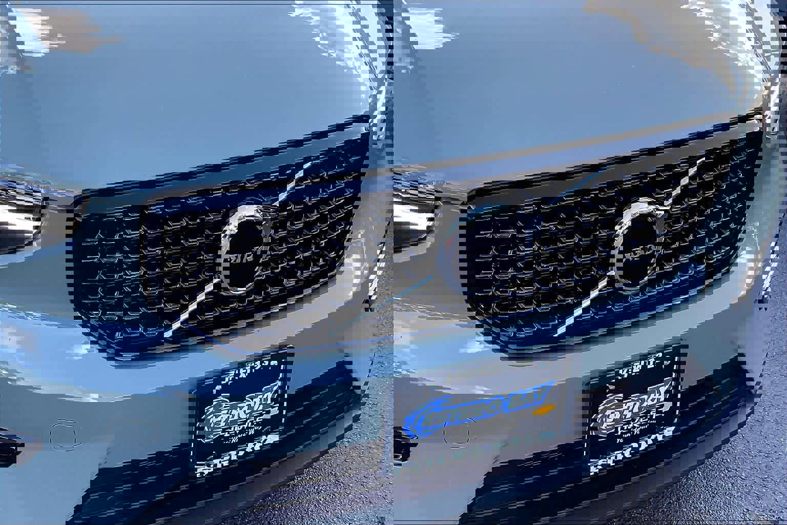 Used 2024 Volvo XC40 B5 Core image 29