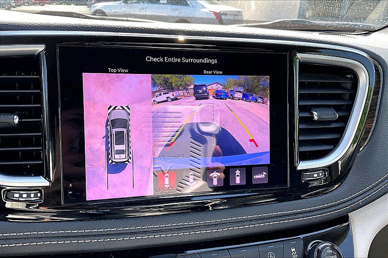Used 2023 Chrysler Pacifica Limited image 22