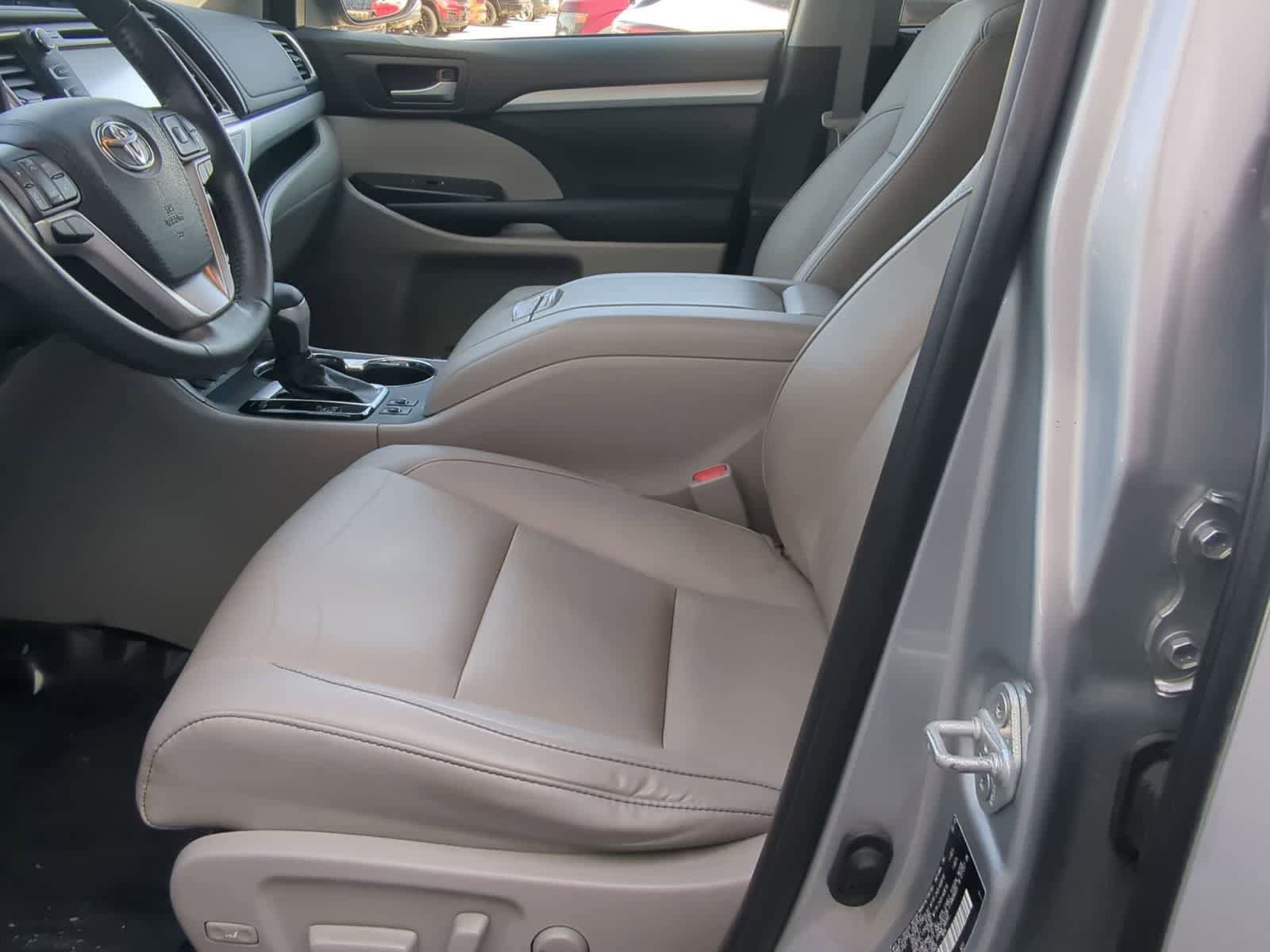 Used 2019 Toyota Highlander XLE AWD/4WD image 16