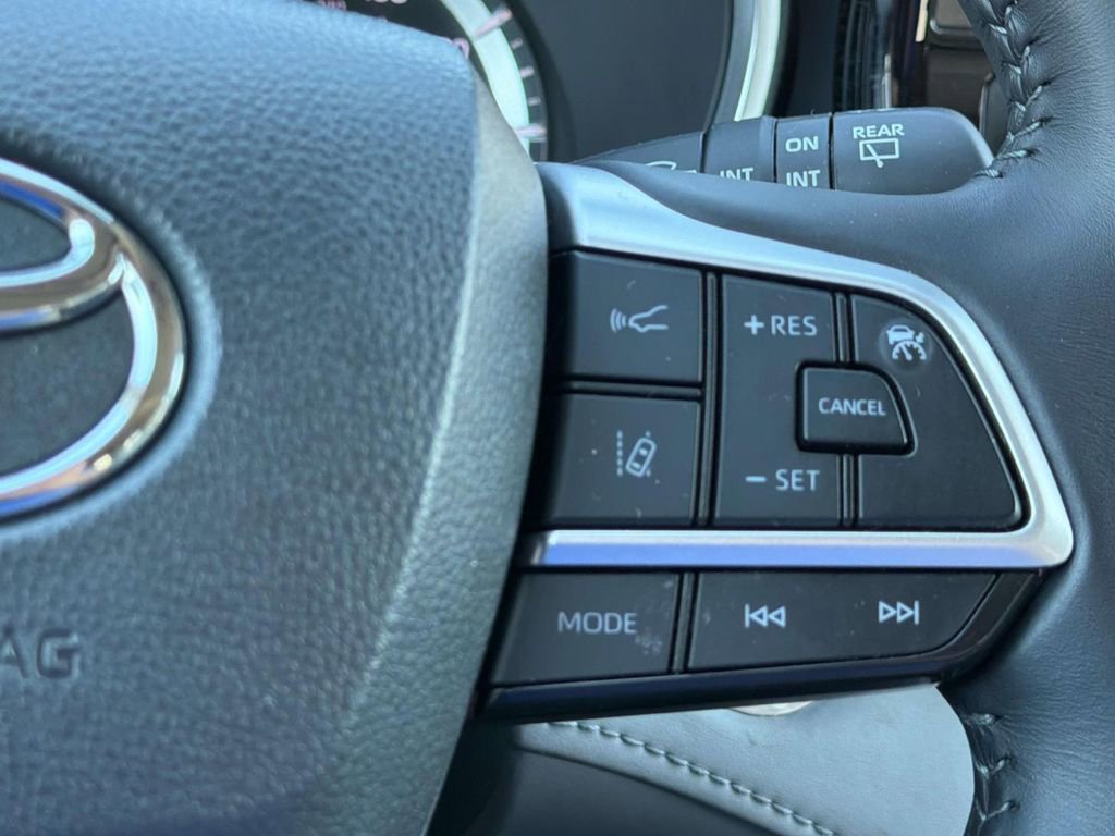 Used 2024 Toyota Highlander XLE FWD image 12