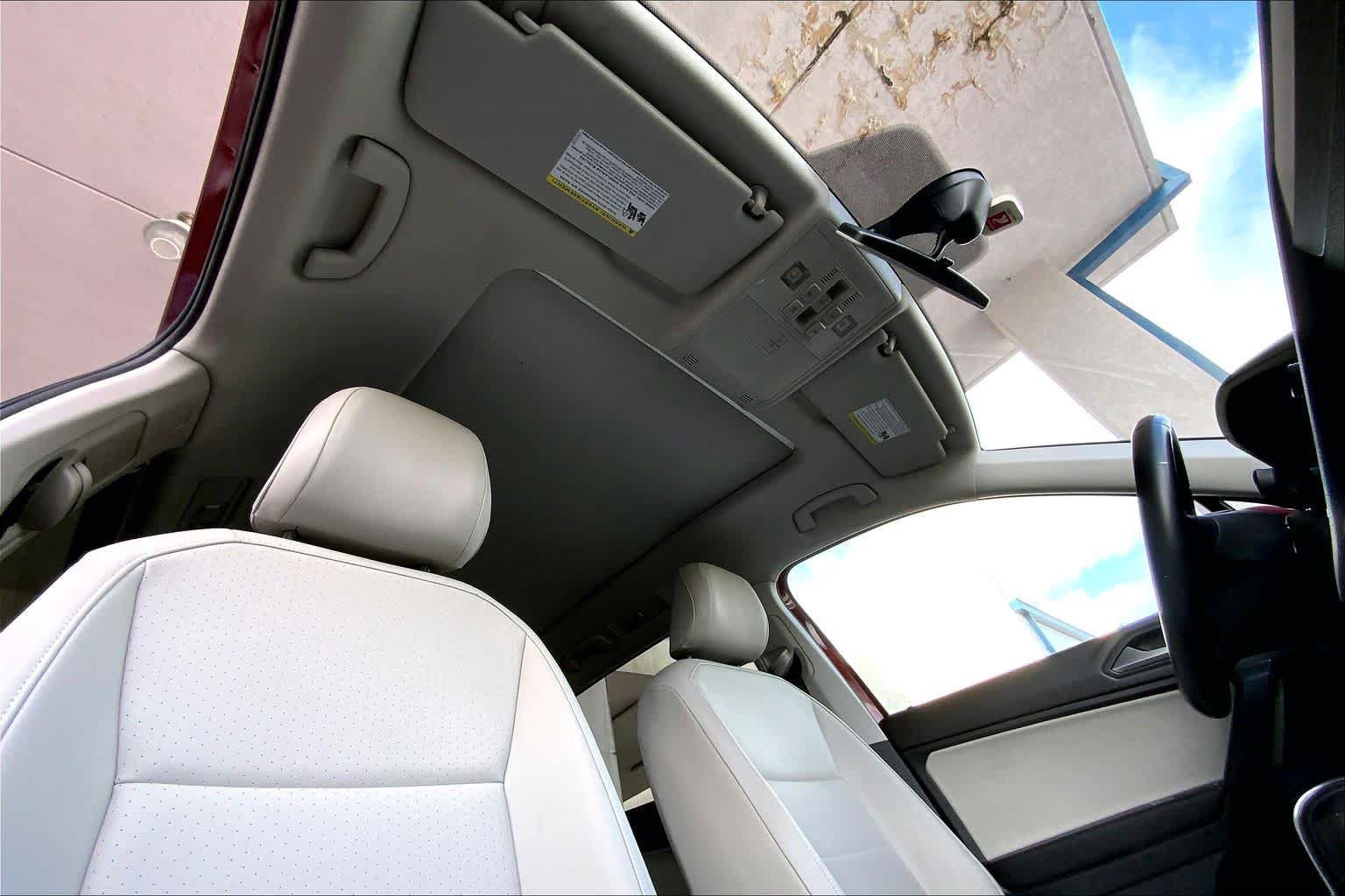 Used 2019 Volkswagen Tiguan SE w/ Panoramic Sunroof Package AWD/4WD image 14
