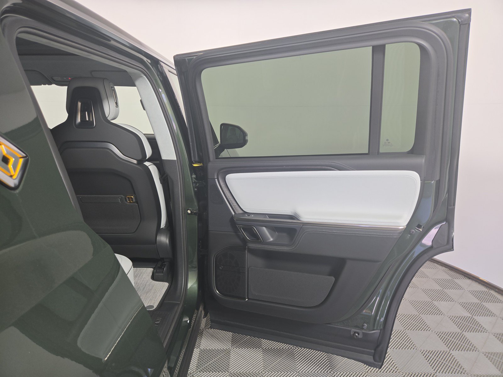 Used 2023 Rivian R1S Adventure AWD/4WD image 18