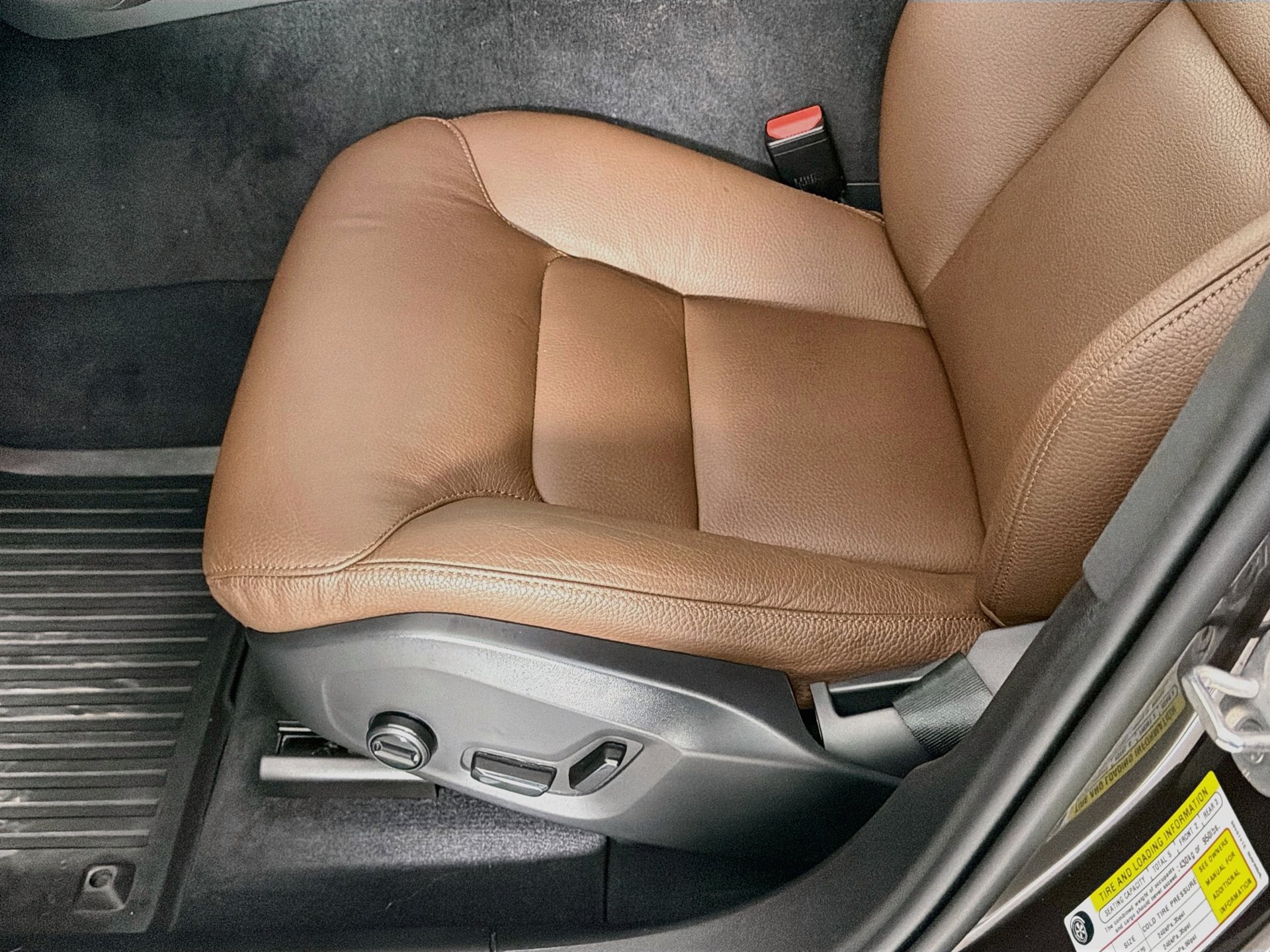 Certified 2024 Volvo XC60 B5 Plus w/ Protection Package Premier AWD/4WD image 20