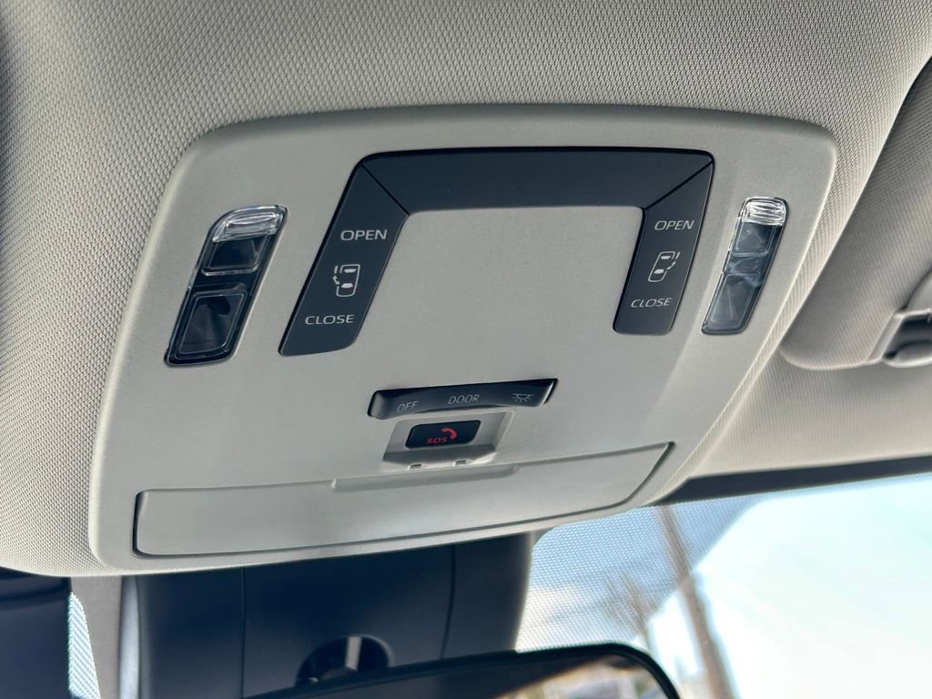 Used 2025 Toyota Sienna LE image 19