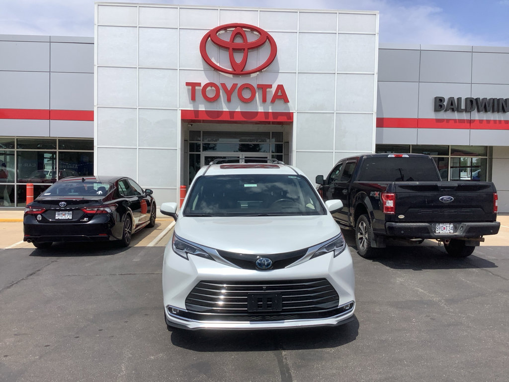 Used 2022 Toyota Sienna Platinum FWD image 2
