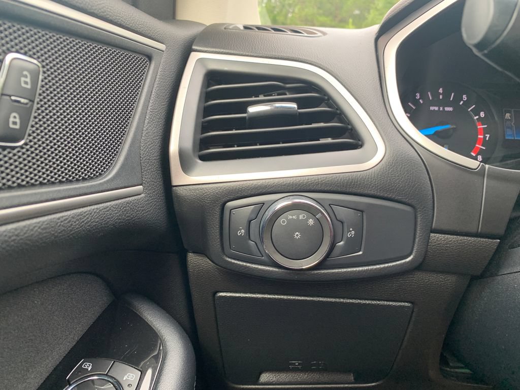 Used 2018 Ford Edge SEL FWD image 21