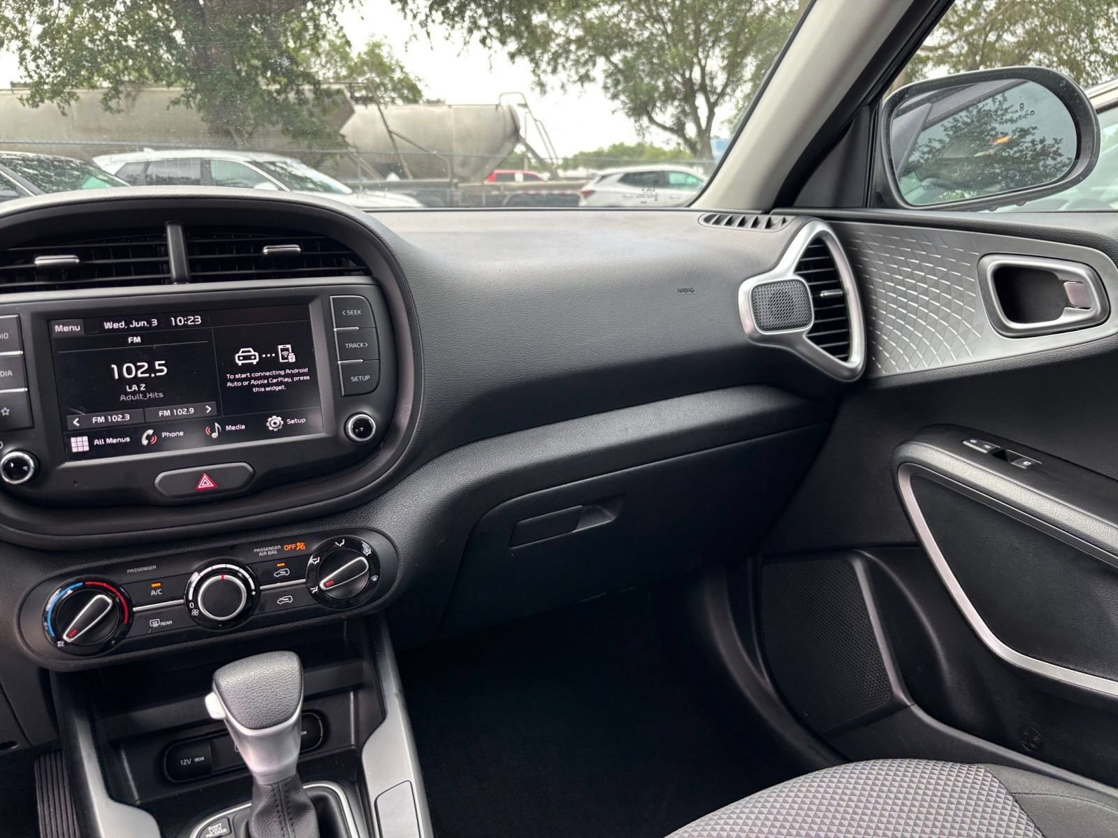Used 2025 Kia Soul LX w/ LX Technology Package FWD image 32