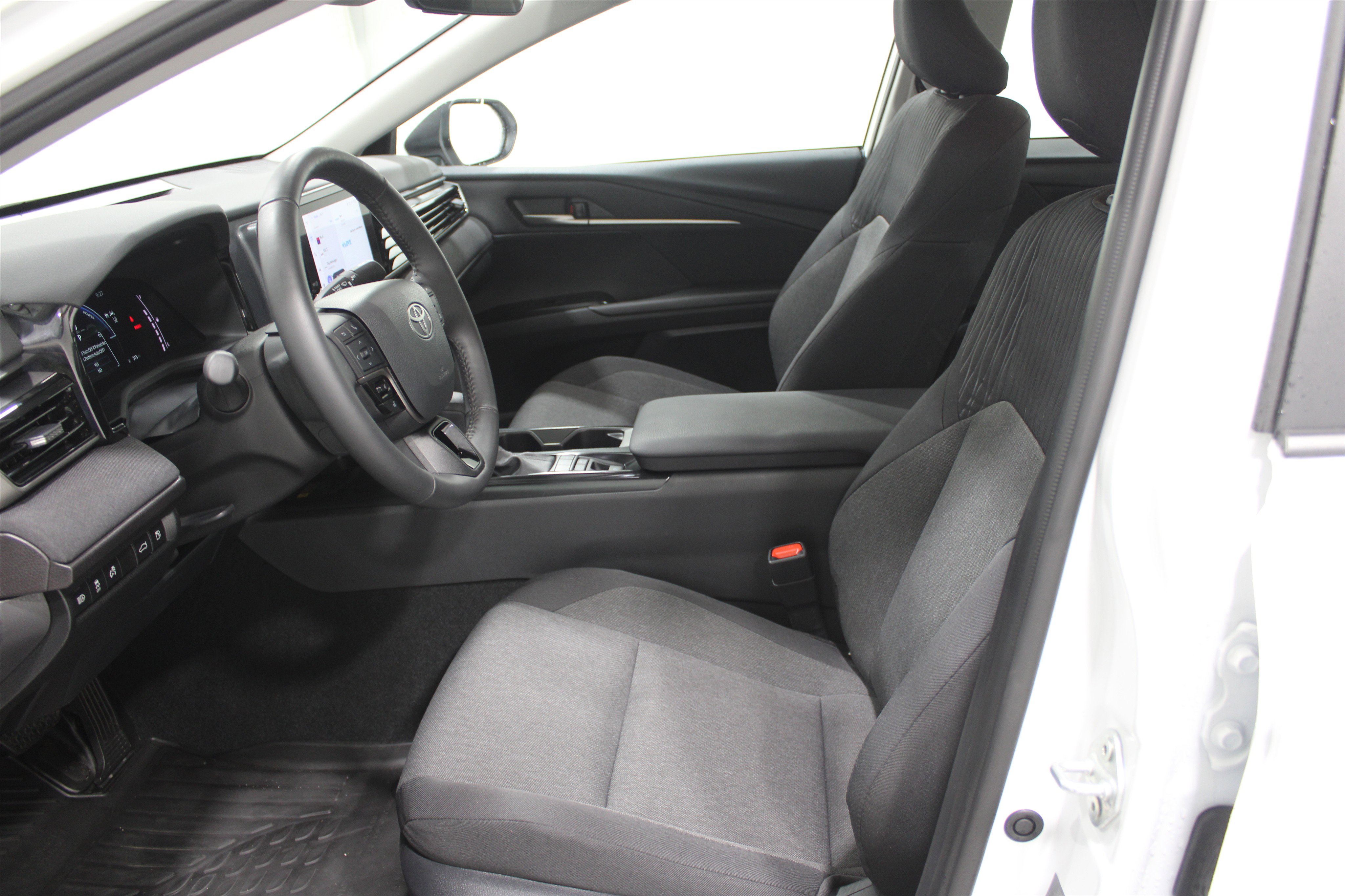 Used 2025 Toyota Camry LE w/ Convenience Package image 3