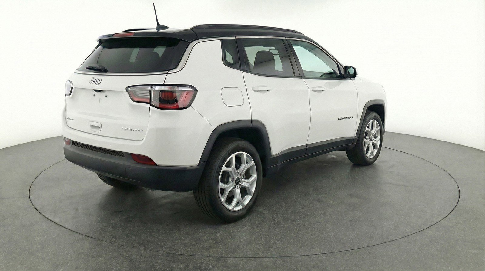 Used 2025 Jeep Compass Latitude AWD/4WD image 9