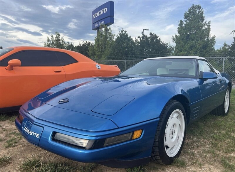Used 1992 Chevrolet Corvette Convertible RWD image 2