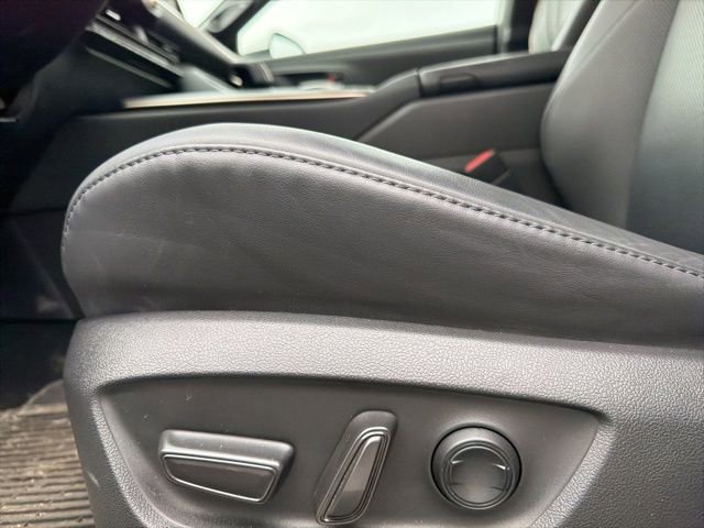 Used 2023 Toyota Crown Limited image 16