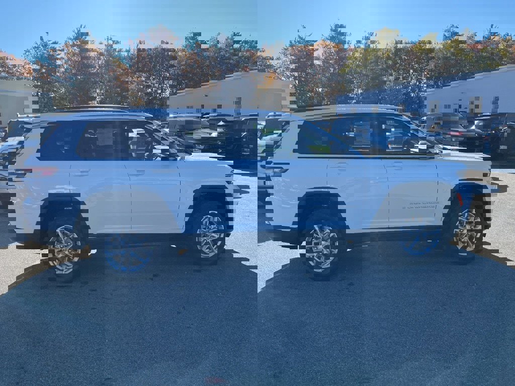 New 2025 Jeep Grand Cherokee L Laredo image 8