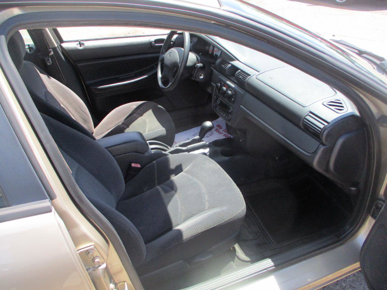 Used 2004 Dodge Stratus SXT w/ Sun & Fun Group FWD image 7