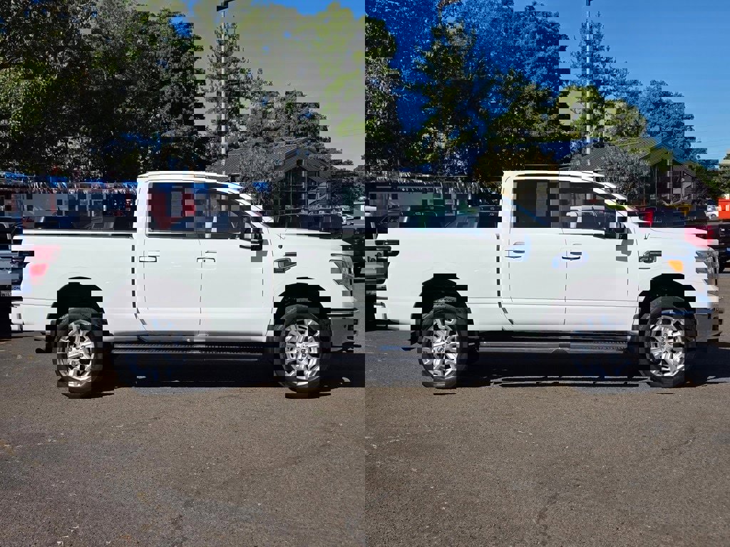 Used 2019 Nissan Titan SV w/ SV Convenience Package image 5