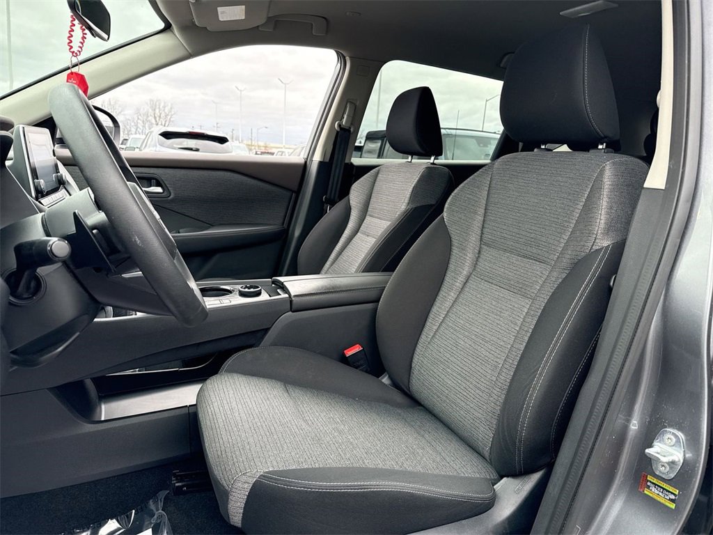 Used 2022 Nissan Rogue SV image 11