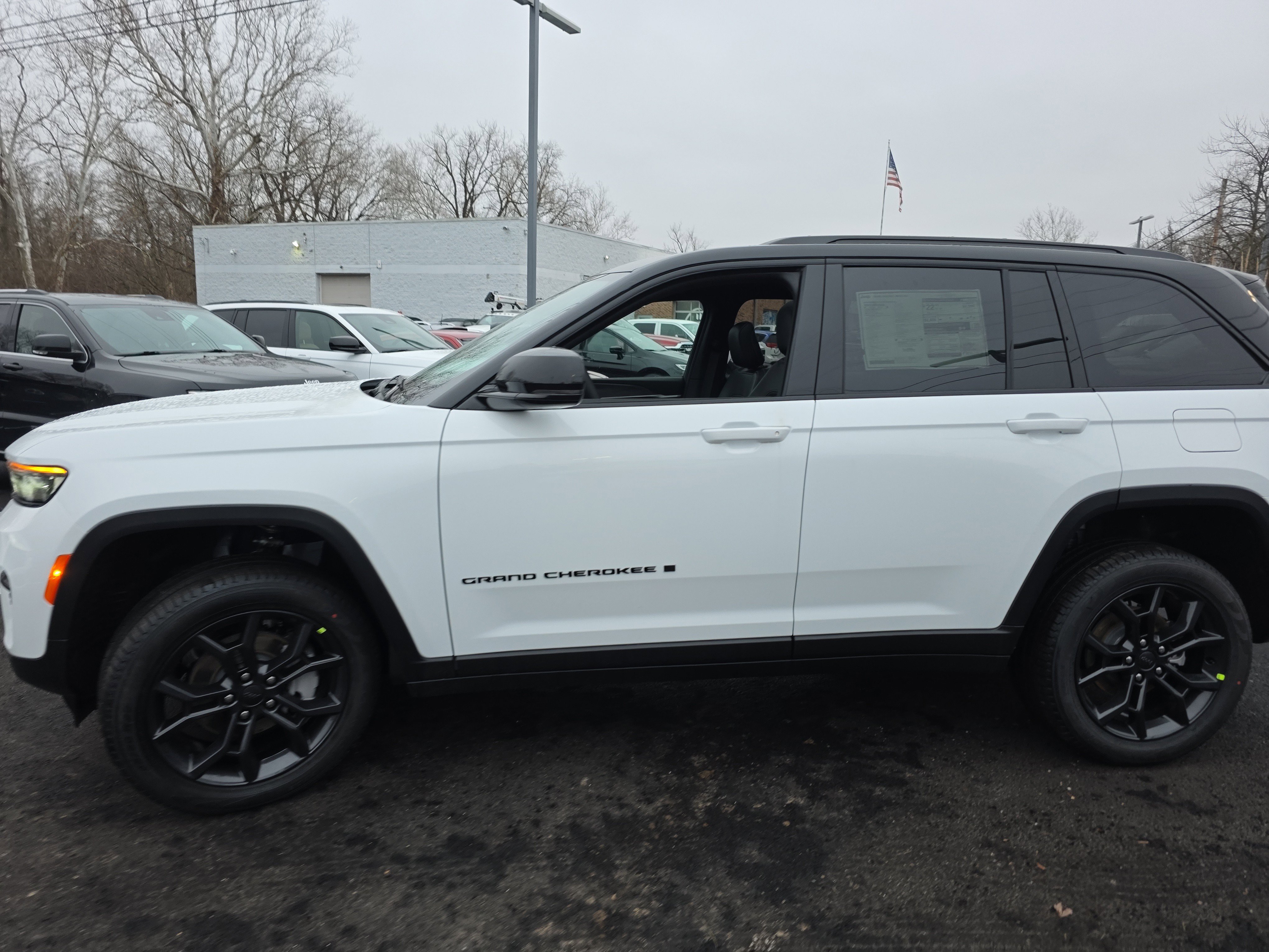 New 2025 Jeep Grand Cherokee Limited image 18