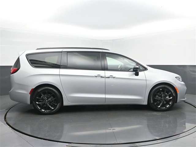 New 2026 Chrysler Pacifica Select image 6