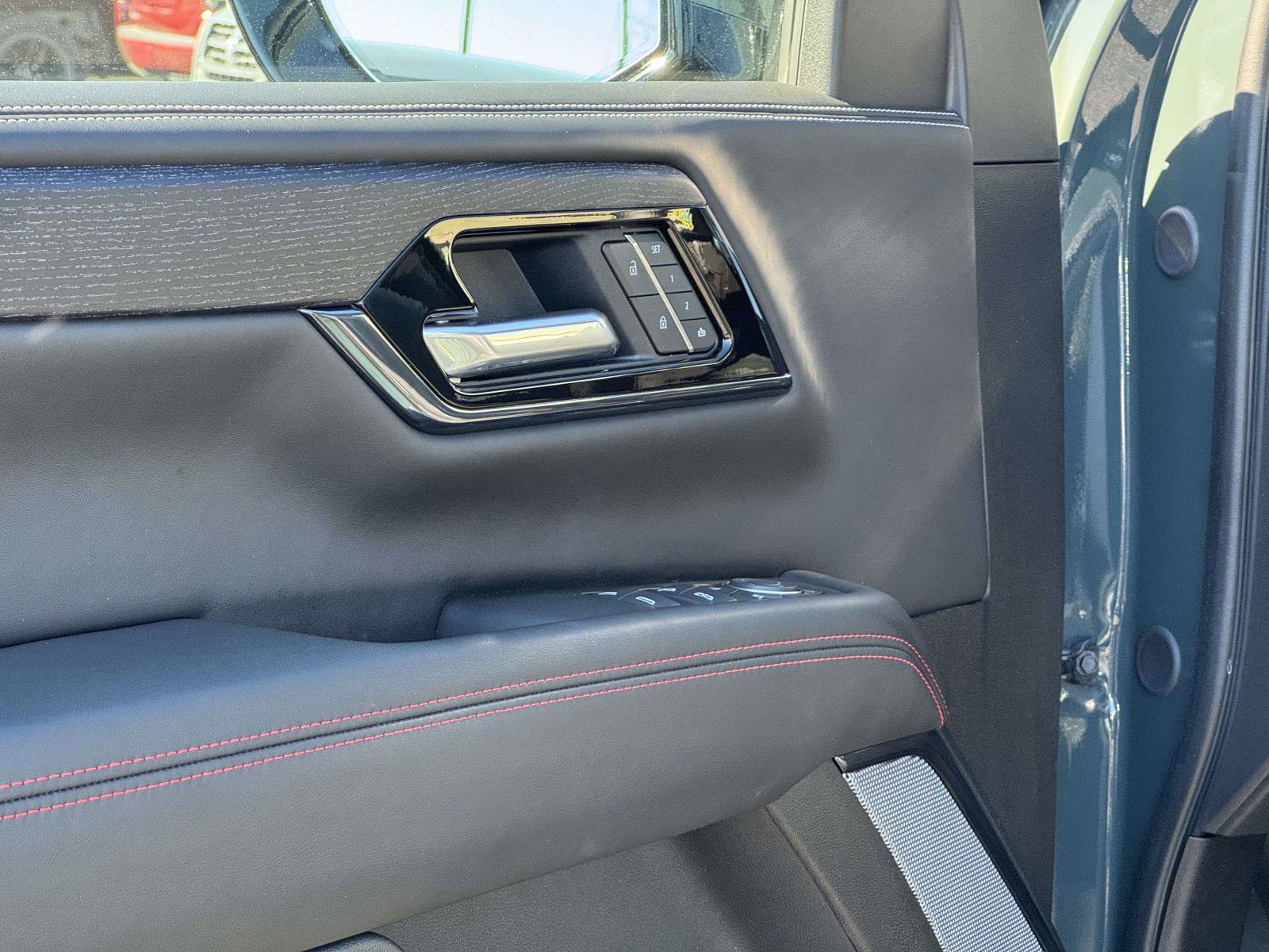 Used 2025 GMC Yukon XL AT4 Ultimate w/ LPO, Floor Liner Package AWD/4WD image 19