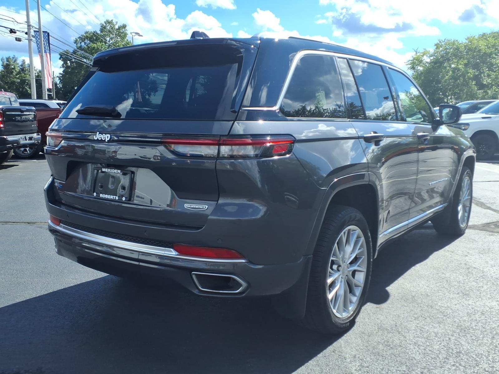 Used 2023 Jeep Grand Cherokee Summit w/ Luxury Tech Group V AWD/4WD image 5