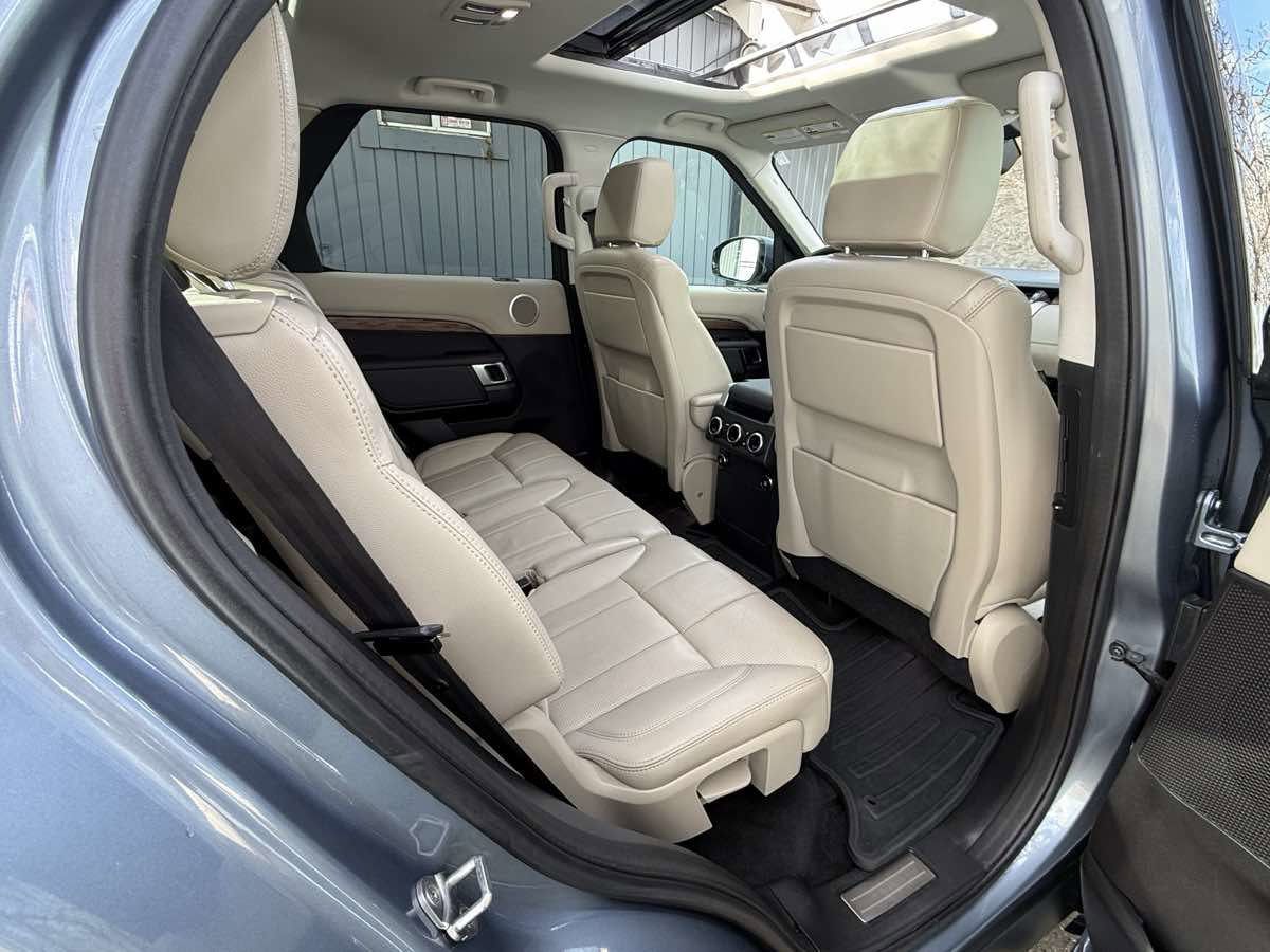 Used 2018 Land Rover Discovery HSE image 16