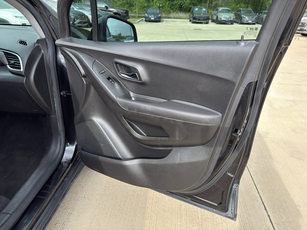 Used 2020 Chevrolet Trax LT w/ LT Convenience Package image 16