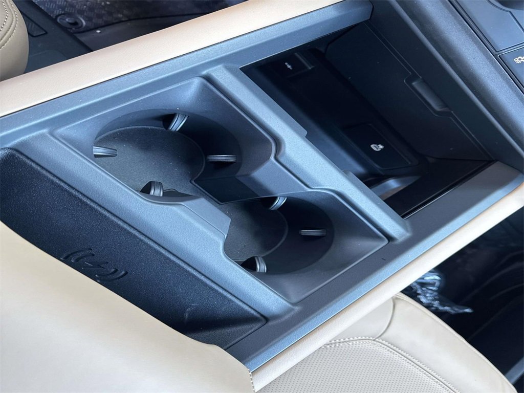 New 2026 Land Rover Defender 130 X-Dynamic SE image 25