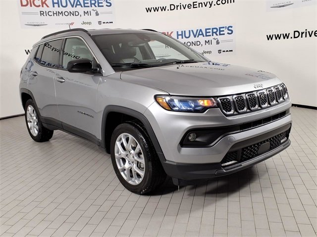 Used 2024 Jeep Compass Latitude image 3