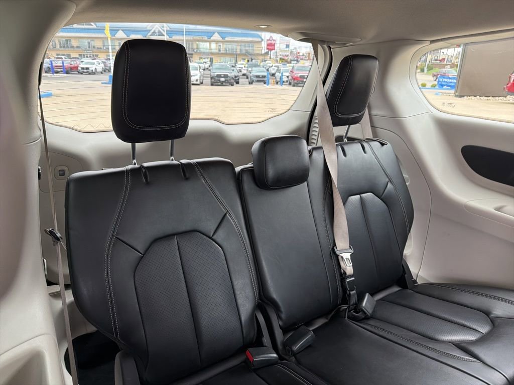 Used 2023 Chrysler Pacifica Touring-L image 15