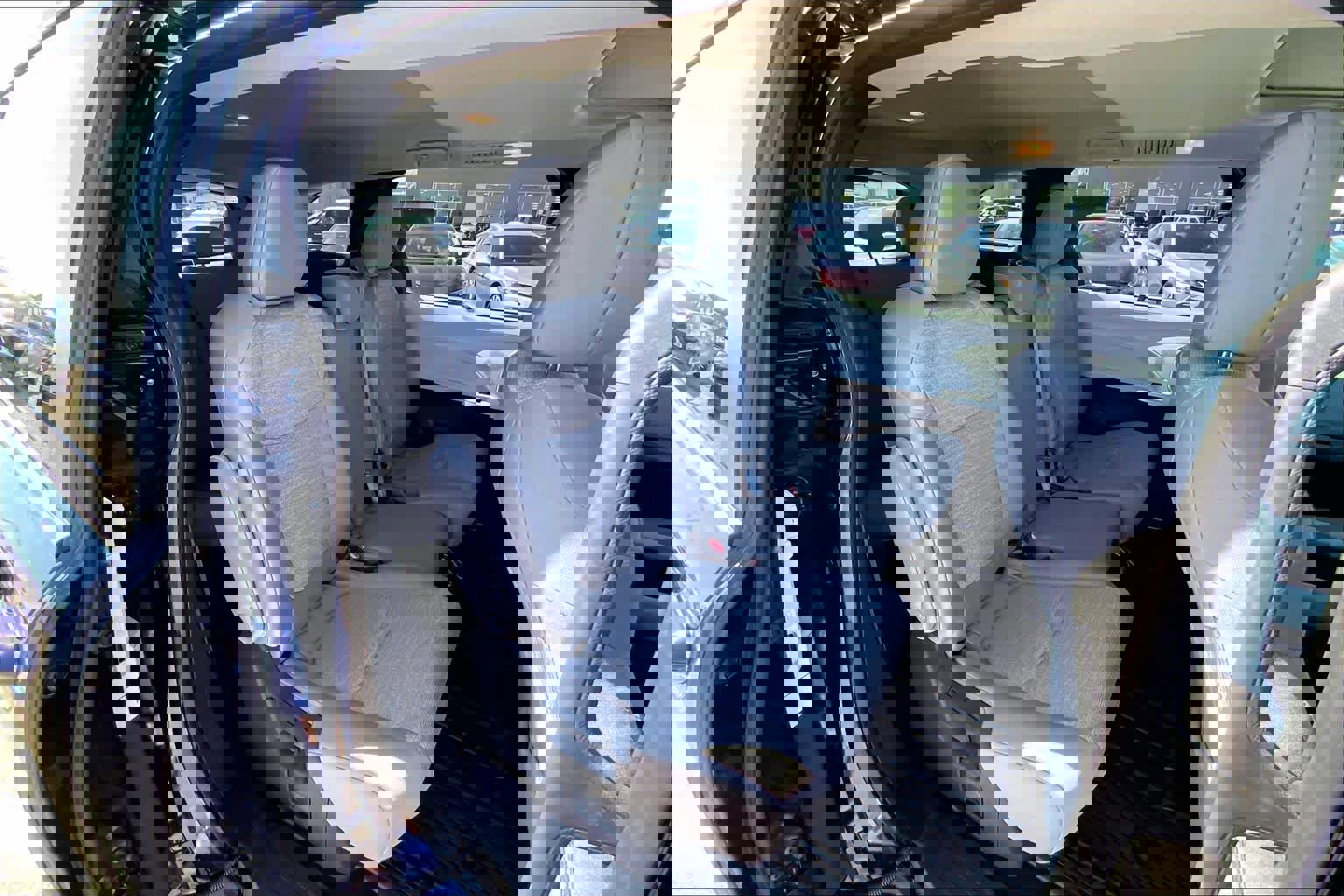 Used 2025 Toyota Sienna LE w/ LE Plus Package image 19